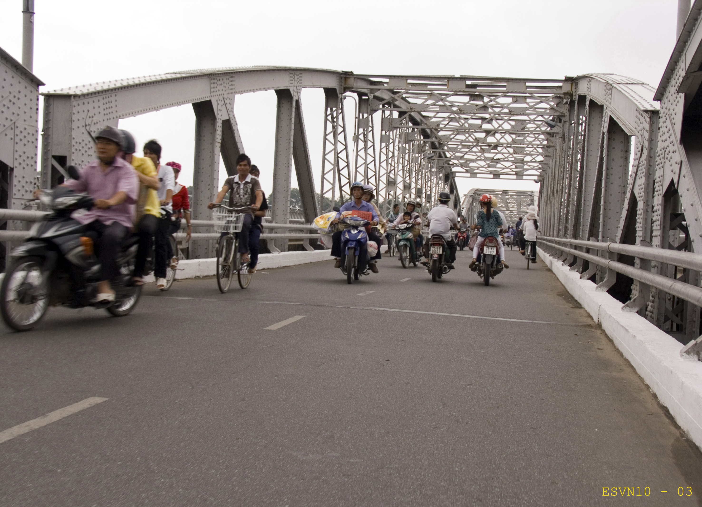 Sul ponte Truong Tien, prima della Liberazione si chiamava Nguyen Hoang