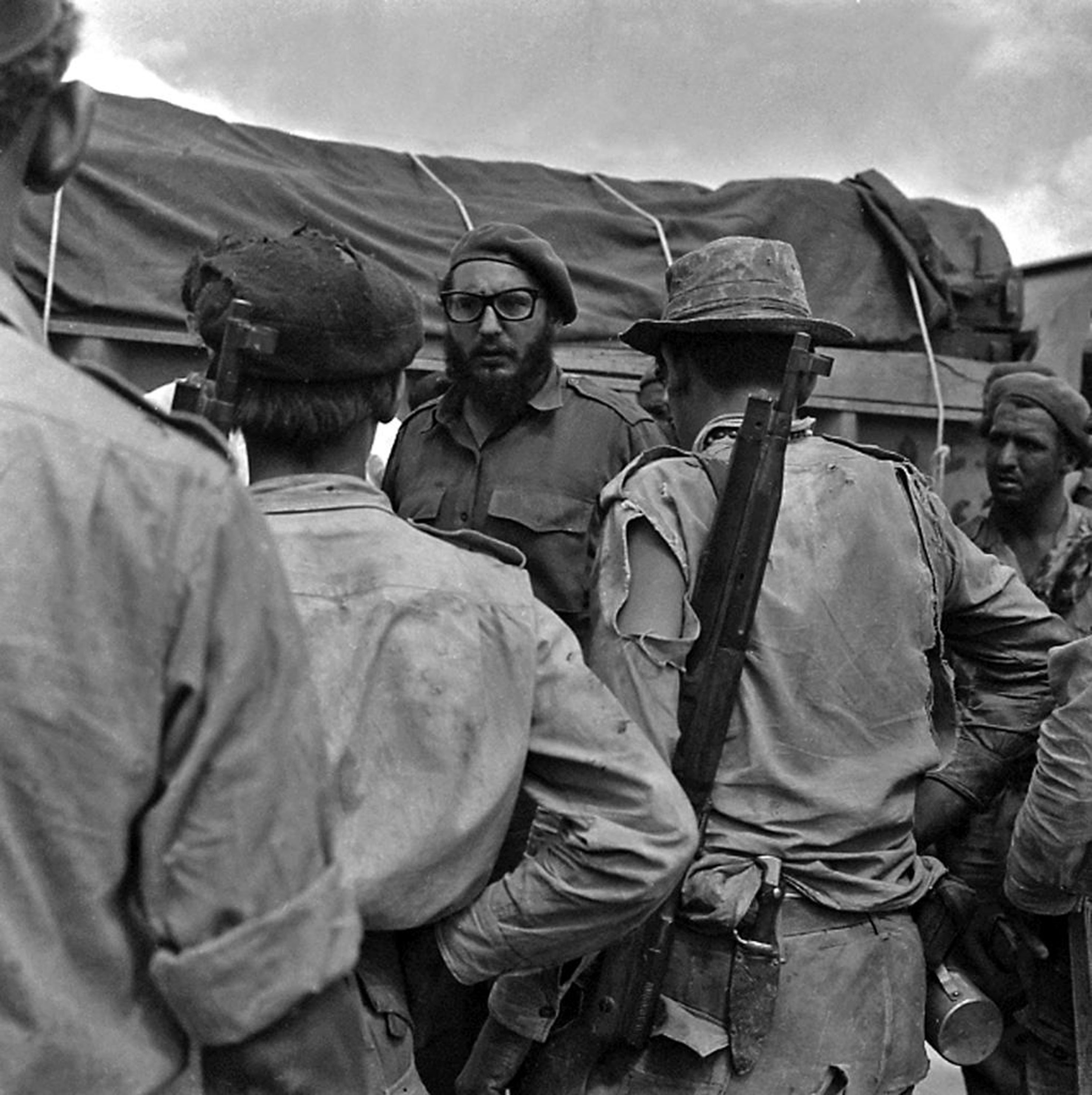 16 - Fidel Castro con i suoi miliziani
