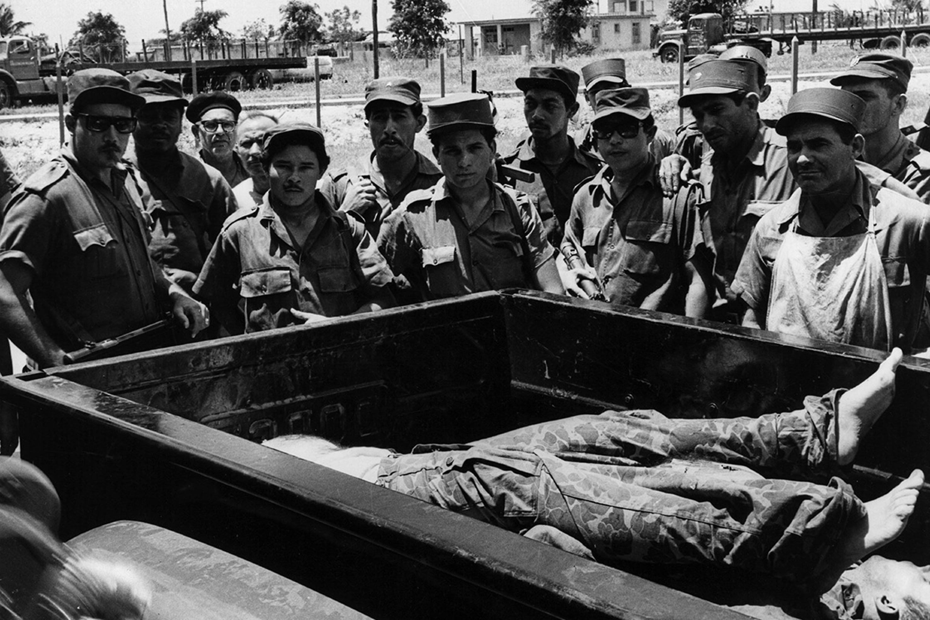 34 - Solati regolari cubani con  cadaveri degli invasori