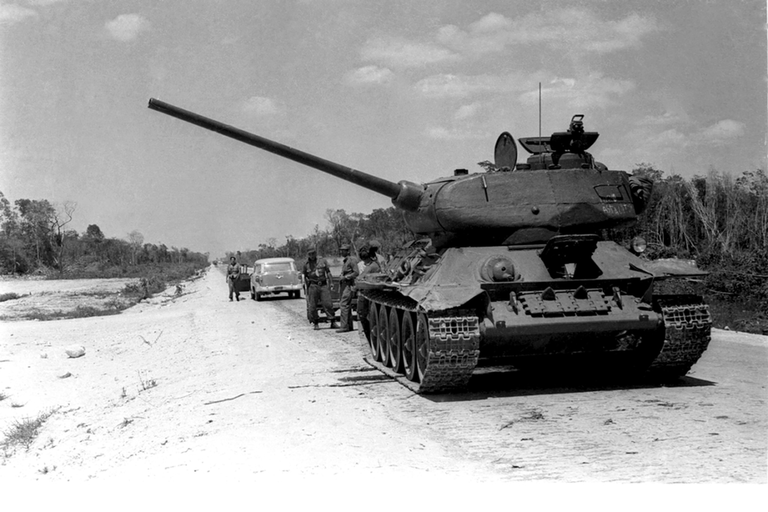 37 - T 34 cubano presidia uno svincolo dalla carrabile 116