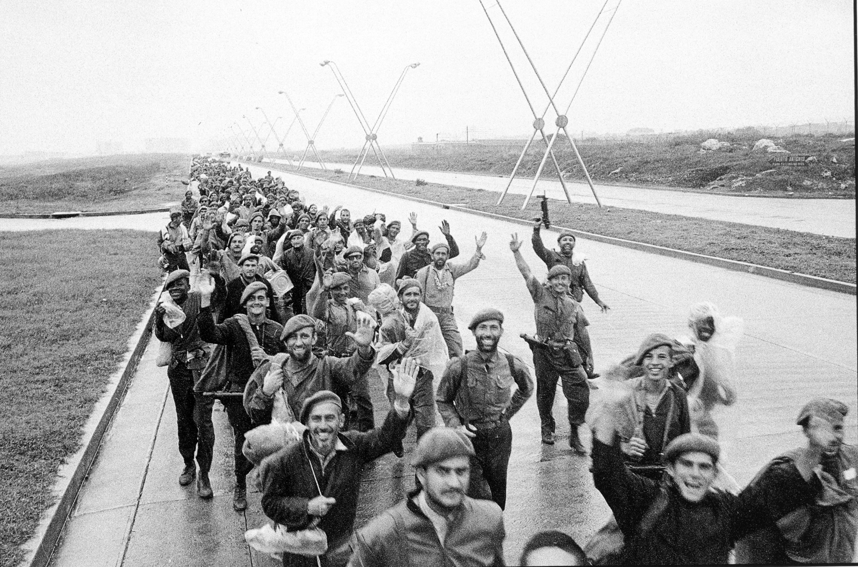 40 -Mattina del 20 aprile 1961- Autopista Central. Miliziani vittoriosi rientrano all'Avana