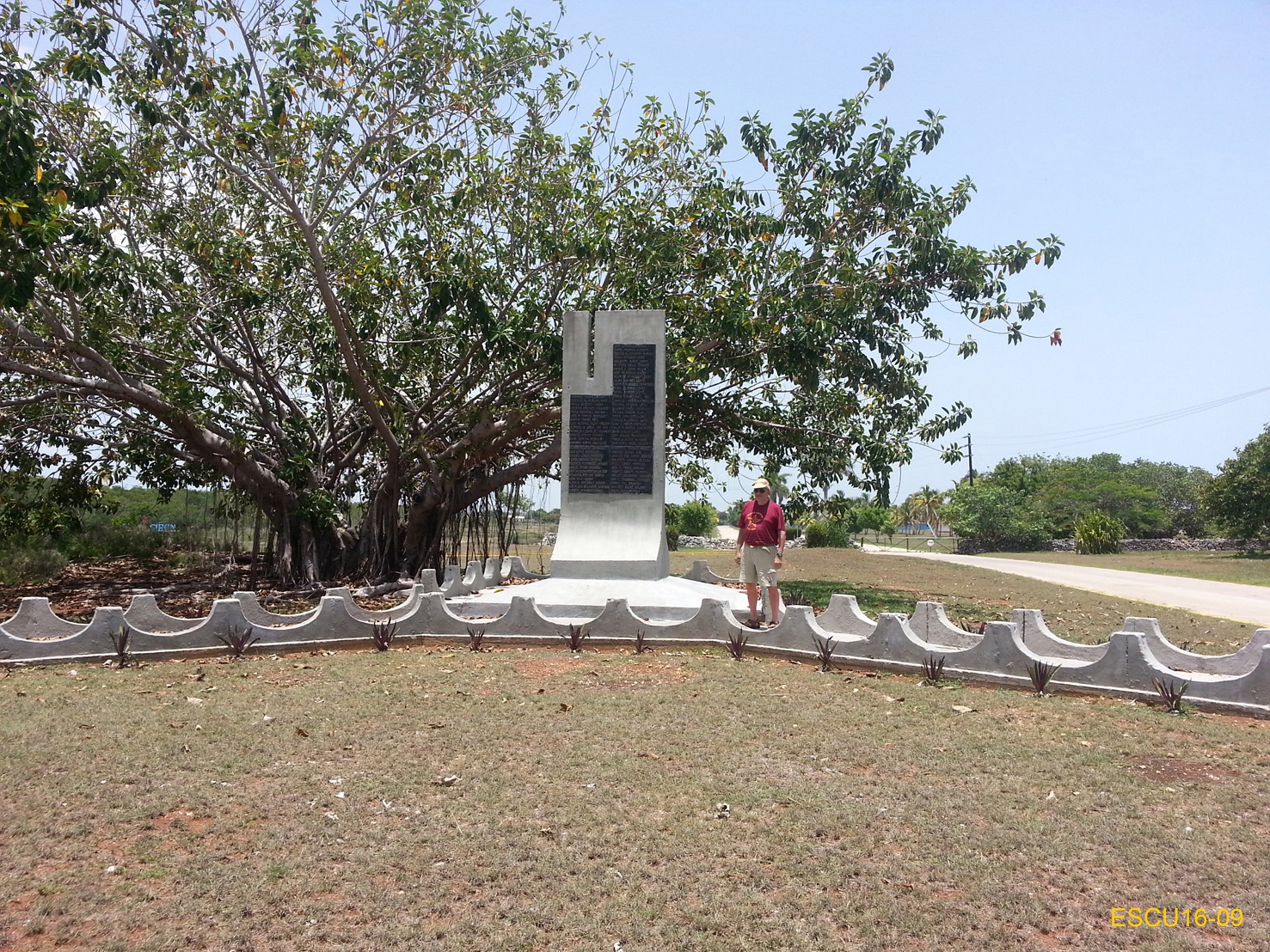 09 - Monumento ai Miliziani caduti alla periferia di Playa Larga.