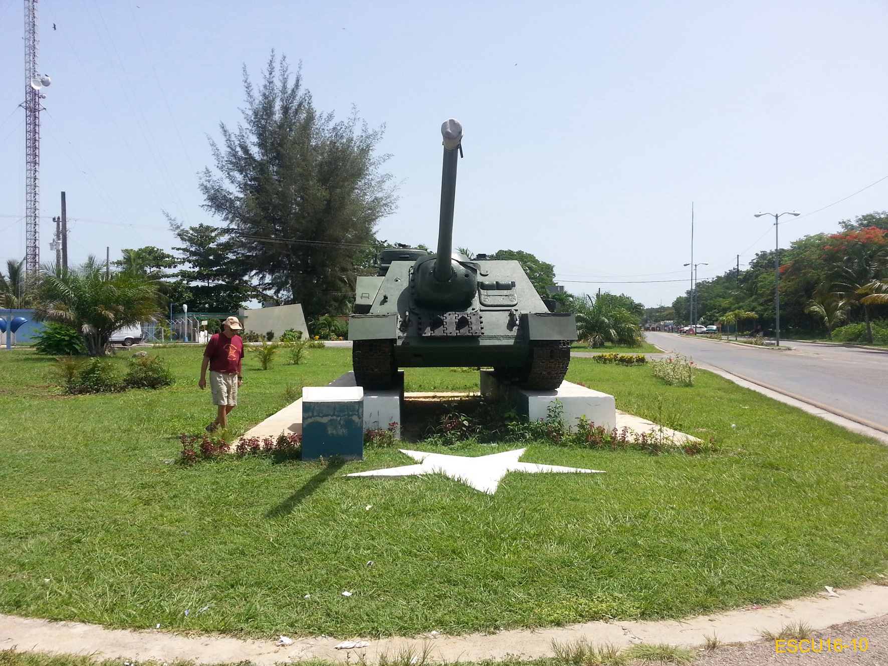 Corazzato semovente SU-100 divenuto monumento all'ingresso nord di Playa Larga