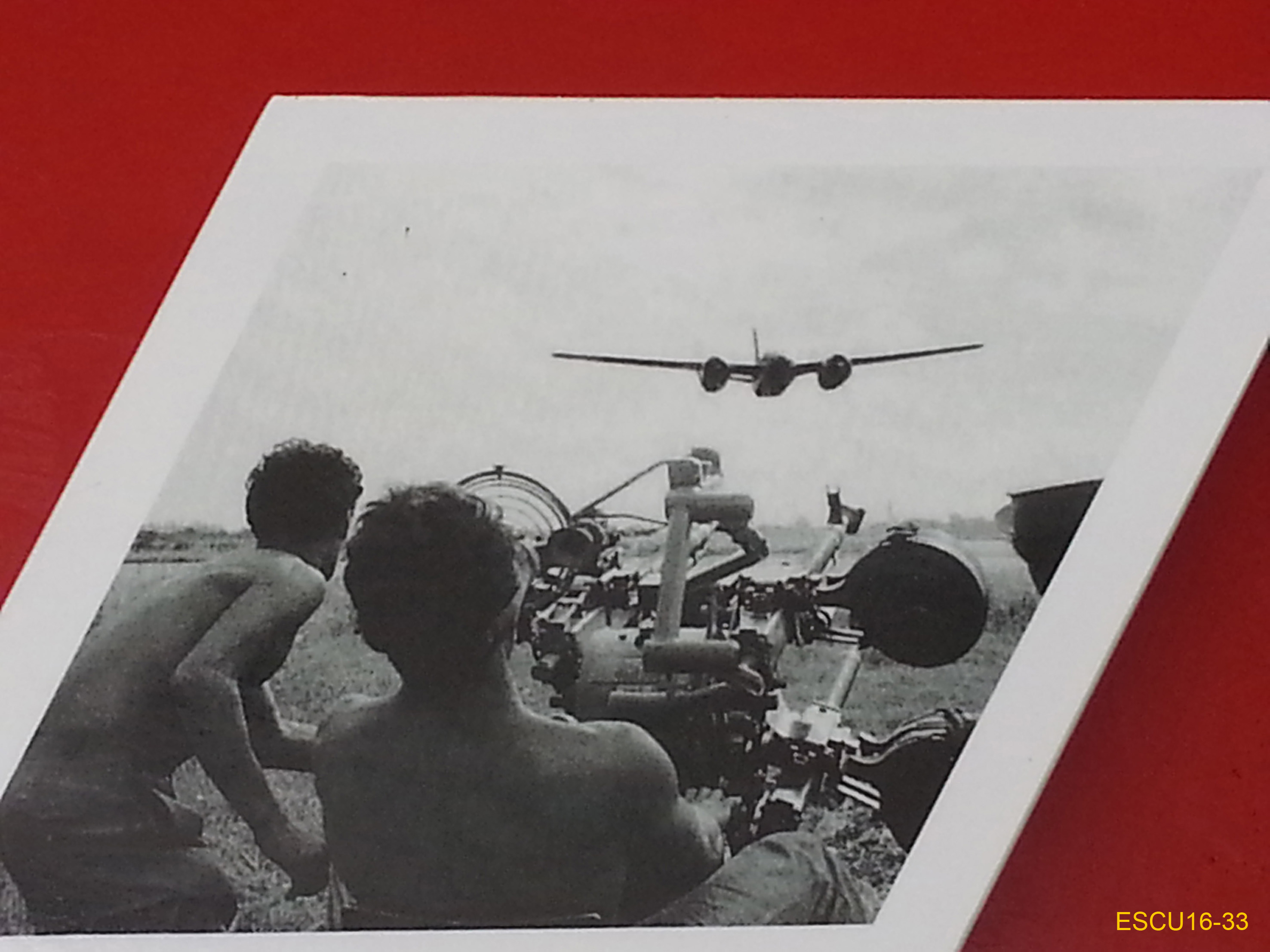 33 - Foto famosa di Rafael Corrals. Coglie gli ultimi istanti di un A-26 prime di essere abbattuto da una quadrinata AA delle Milizie.