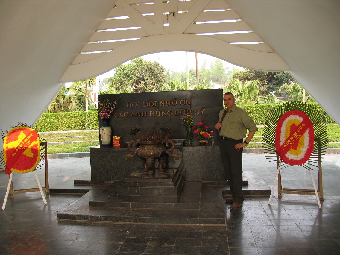 Accesso al Cimitero Militare dei Caduti Vietminh