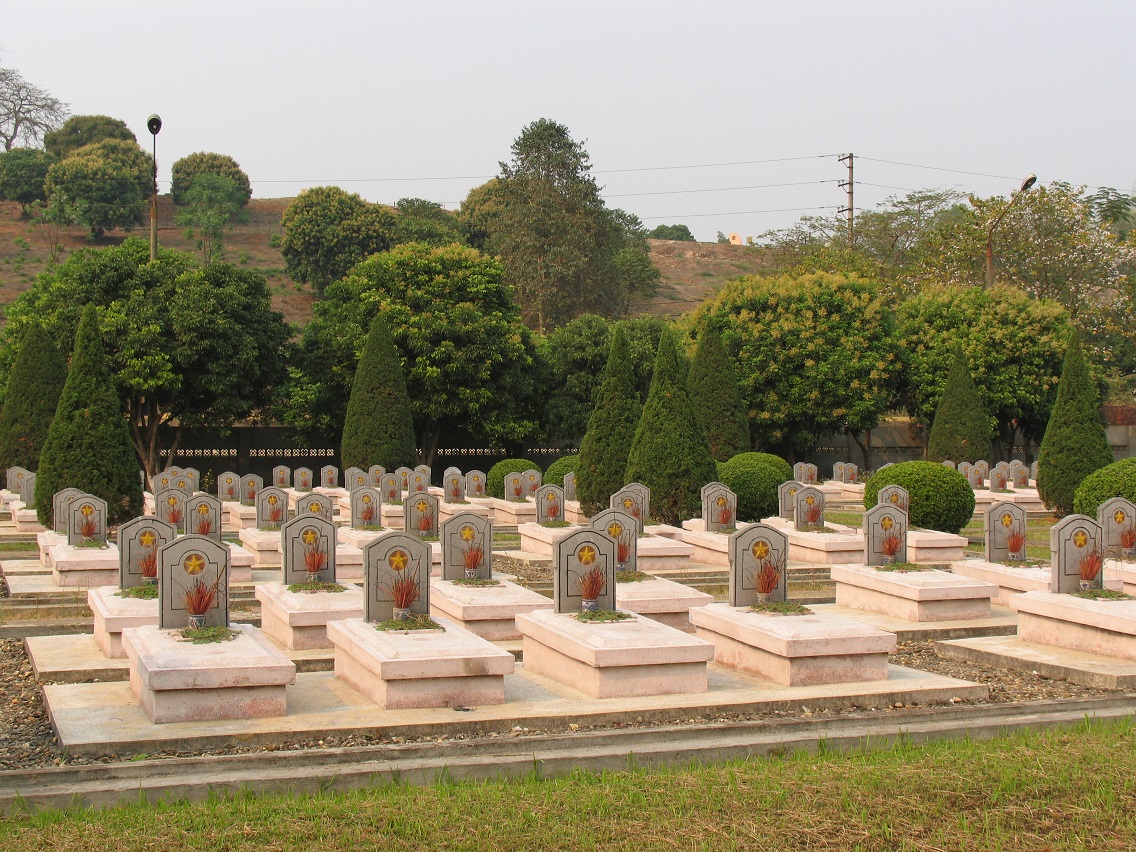Un settore delle tombe militari dei regolari nordvietnamiti