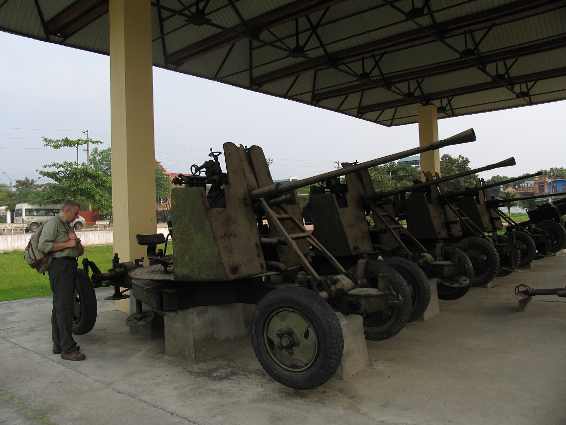 Portico museale dei residuati bellici. cannoncino contraereo russo cinese da 37 mm fornita ai Vietminh 