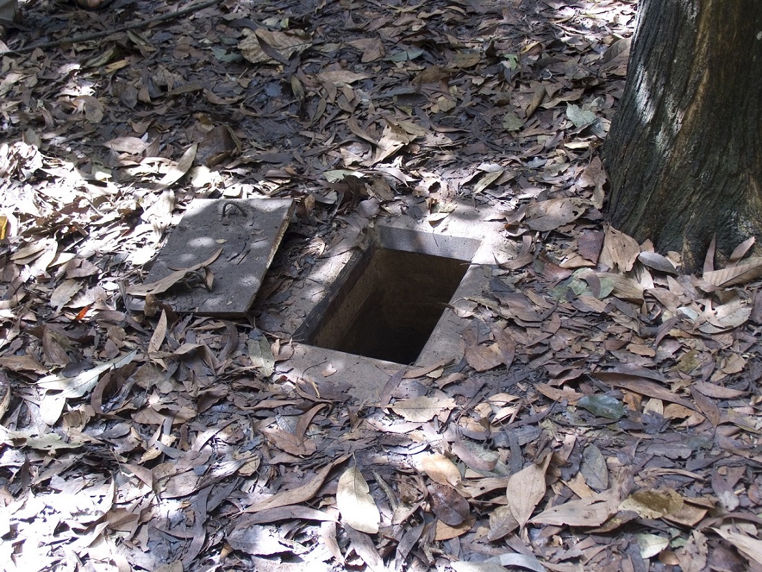 ingresso nei tunnels mediante passaggio attraverso botole a sparizione