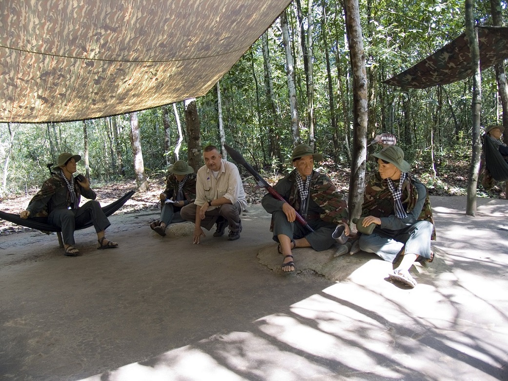 postazioni che mostrano l'abbigliamento dei guerriglieri Viet Cong