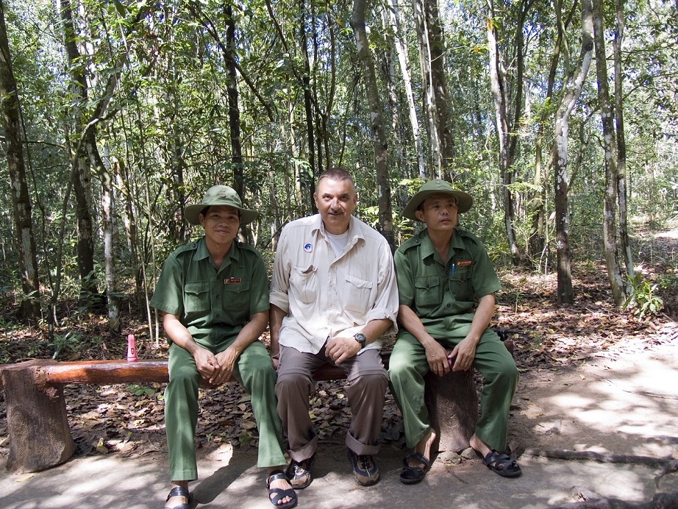 Un momento di riposo in compagnia dei militari che ci accompagnano