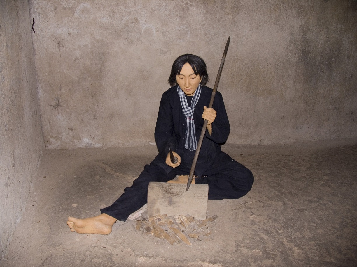 Diorama con Manichini-viet cong mentre producono le punte che andranno ad armare le trappole antiuomo