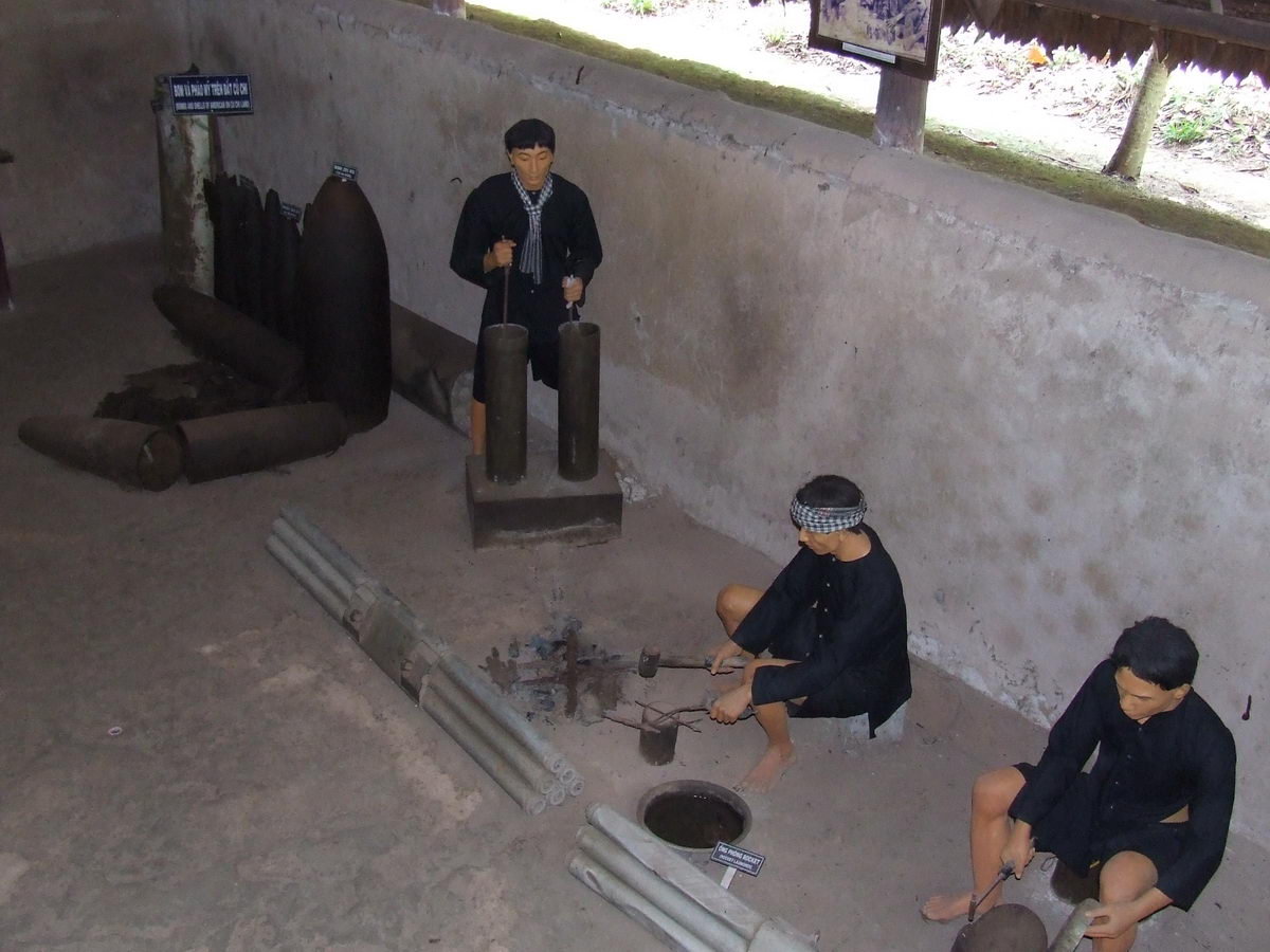 Diorama con Manichini-viet cong mentre producono le punte che andranno ad armare le trappole antiuomo