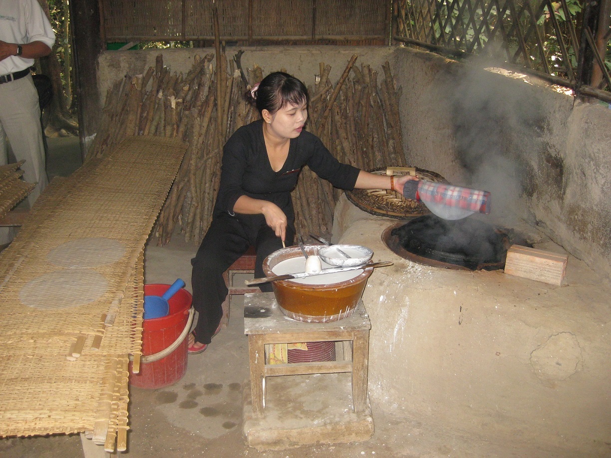Lavori di cucina. La donna cerca di dissimulare i fumi della cucinazione