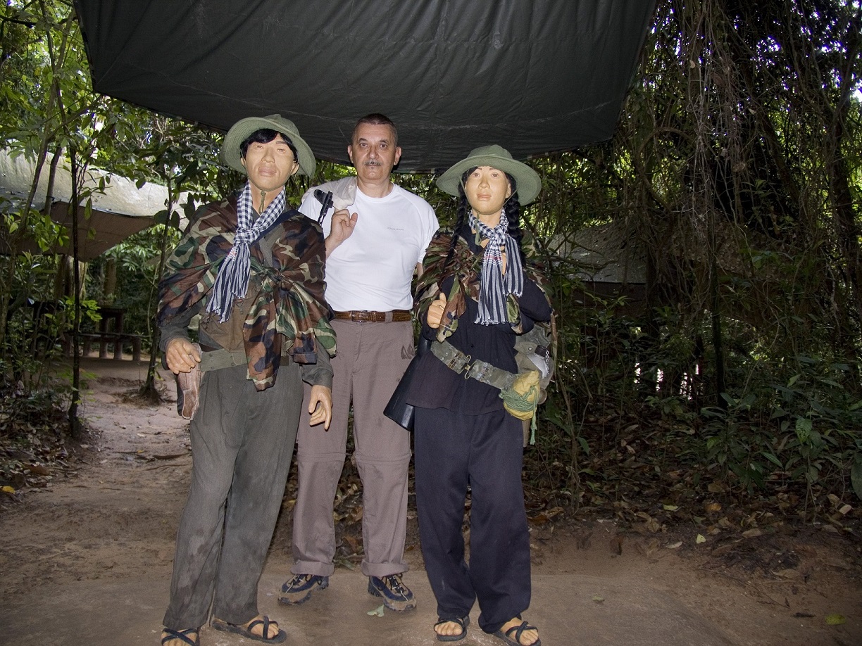 Ex Comandante Viet Cong dell'area durante la guerra, ed il suo Vice donna