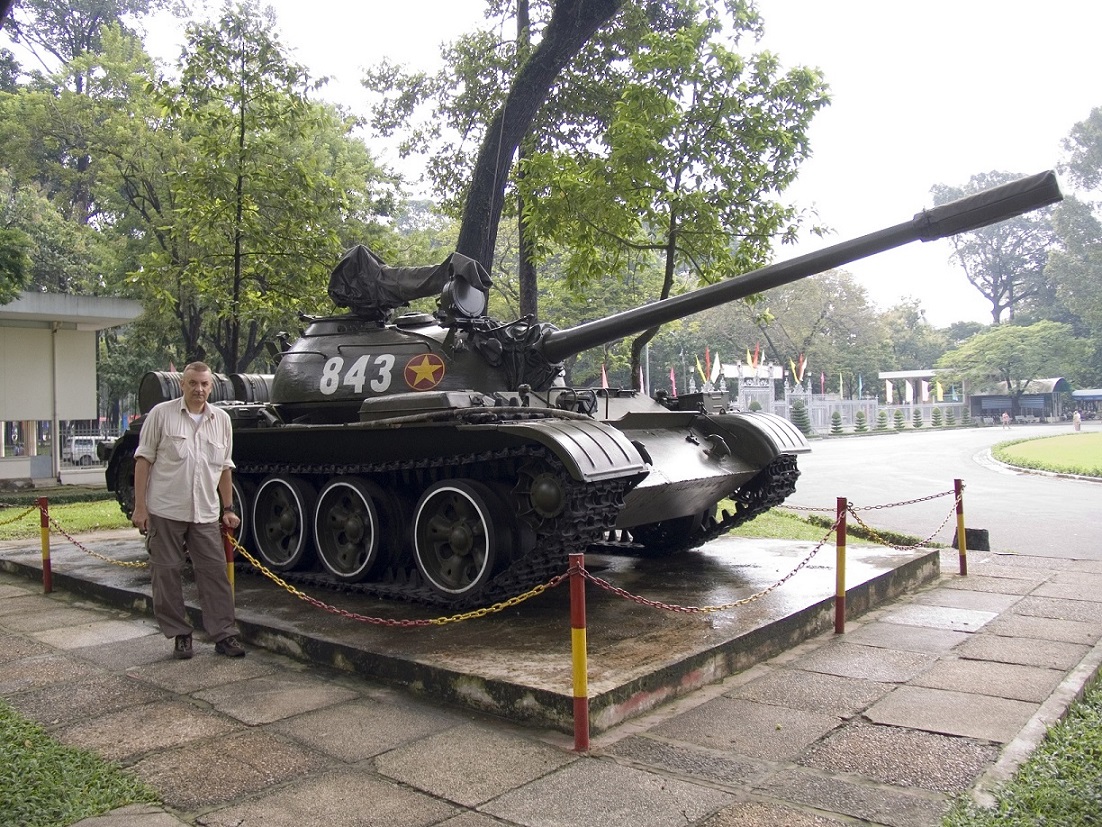 T54 modello B. Copia dello stesso modello e numero identificativo che la mattina del 30 Aprile 1975 sfond i cancelli di accesso al parco presidenziale.