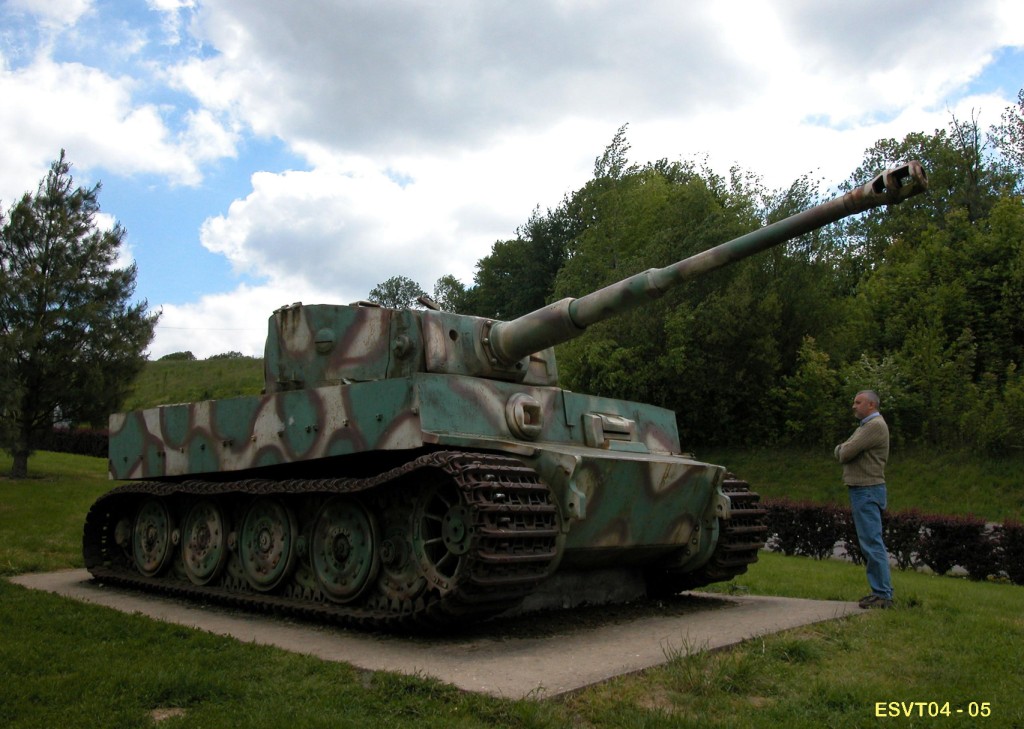 5) E' un Pzkpfw. VI Tiger I Ausf.E.JPG