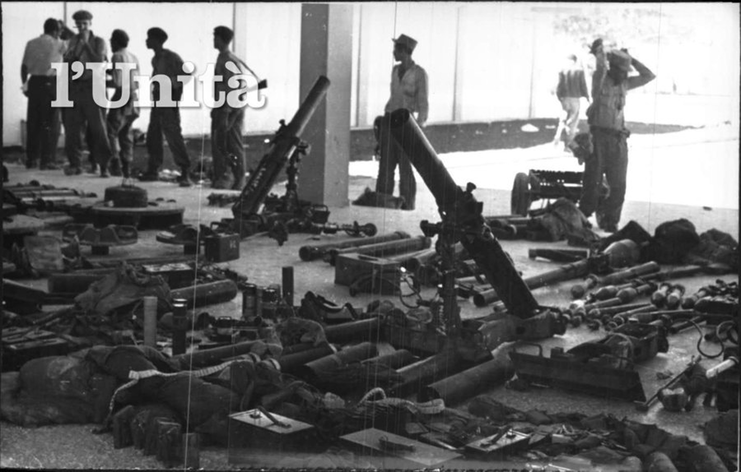 42 - Miliziani catalogano il bottino di guerra
