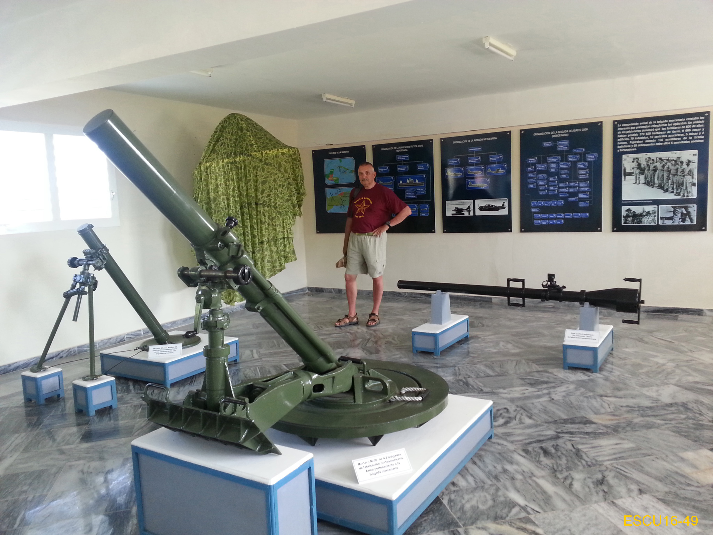 Armi catturate agli invasori, due tipi di mortai e cannone senza rinculo da 75mm